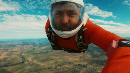 男人体验极限运动跳伞视频素材模板下载