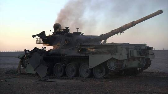 一辆被摧毁的坦克停在伊拉克沙漠里
