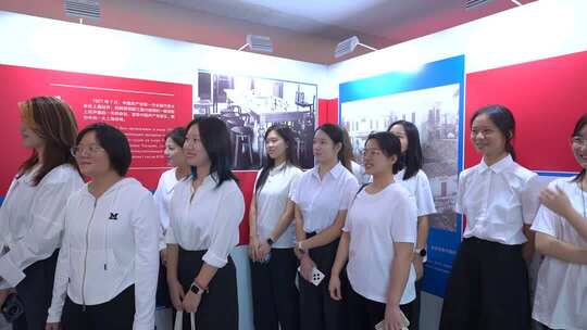 女性群体参观展览