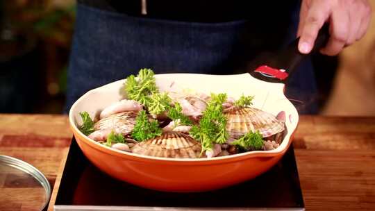 红烩海鲜焖煮海鲜西餐主厨制作扇贝大虾