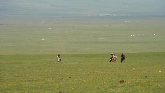新疆巴音布鲁克草原上骑马的牧民