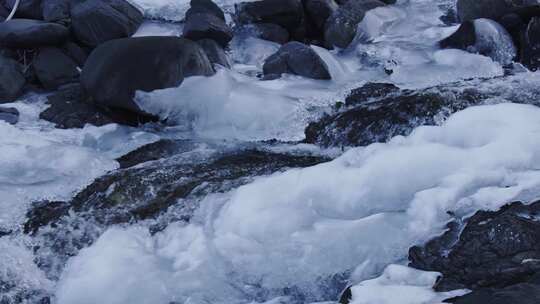 冬天结冰溪流冰雪融化春天冬天严寒