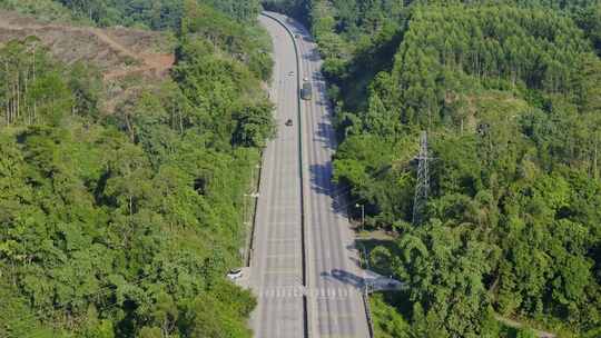 被植被环绕的宽阔公路