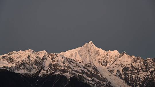 冬季梅里雪山卡瓦波格峰日照金山延时摄影