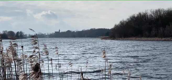 强风吹起湖面波浪