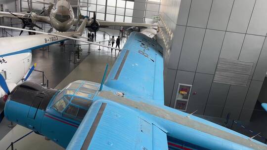 蓝色滑翔机复古飞机老式飞机