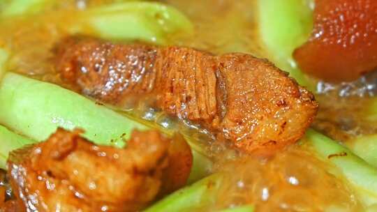 中餐家常菜烹饪白不老豆角炖猪肉锅热气美食