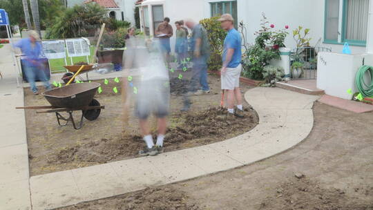 人们在房子前建花园的过程延时摄影