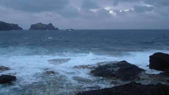 阴天的海浪拍打岩石