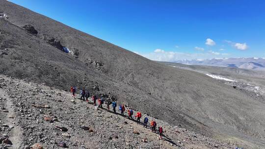 航拍攀登新疆慕士塔格峰雪山的登山队