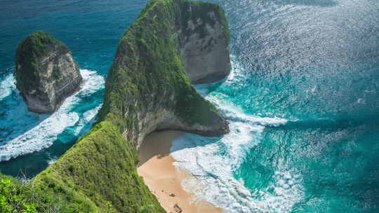 航拍海湾的海浪