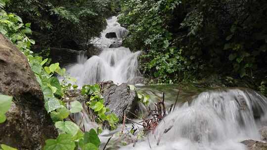 雨后山间山泉