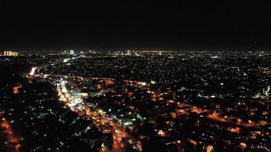 夜晚的城市俯瞰如繁星点点