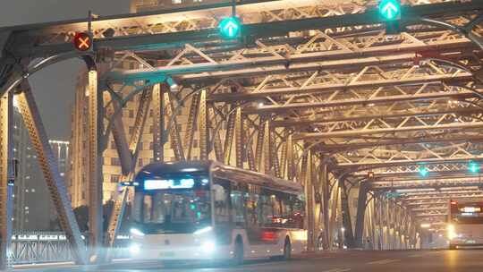 上海外白渡桥夜景车流人流