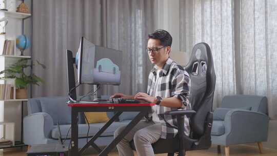 亚洲男性汽车设计师在台式电脑上制作电动汽车3D模型时打哈欠视频素材模板下载