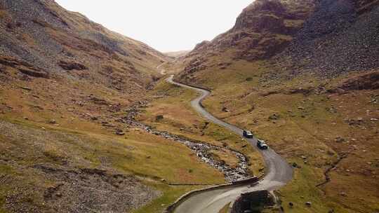 山间公路行驶的汽车