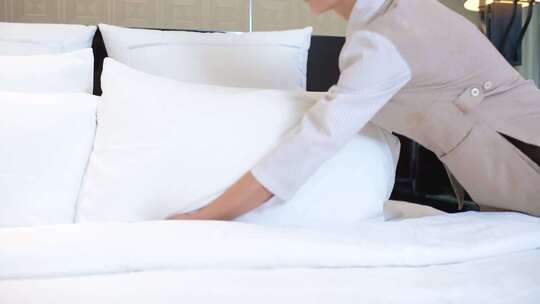 精品 · 酒店客房女服务人员整理枕头