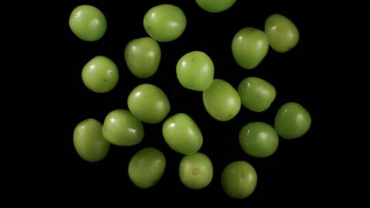 青提/绿葡萄在空中下落爆炸视频素材模板下载