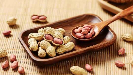 木盘木勺盛放的花生食材