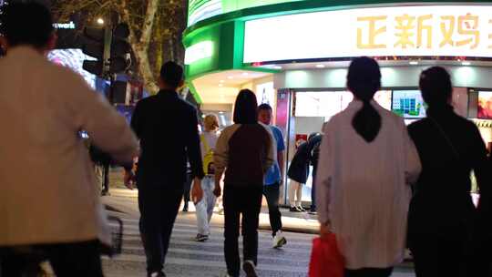 夜晚城市人群行人汽车车辆车流人流夜景人文