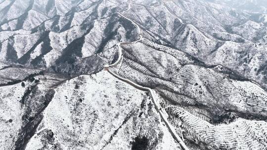 中国的长城和壮丽的山景冬天