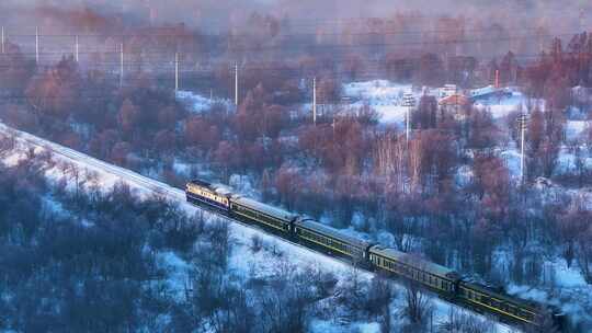 航拍穿越林海雪原的绿皮火车241202-3