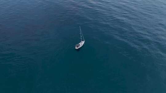 帆船空中追逐在海上日落鸟瞰