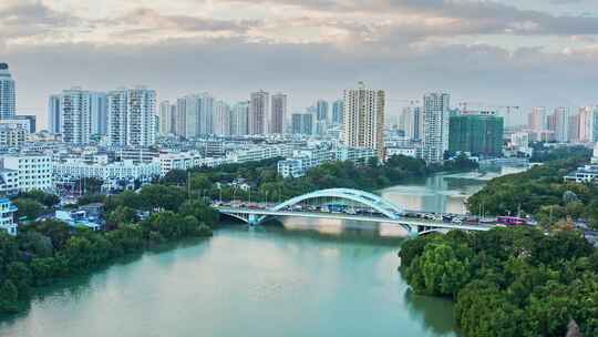 海南三亚城市河景风光