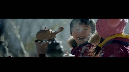 唯美雪景中一家人围炉煮茶