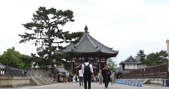 游客行走在古建筑景区