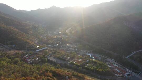 青山绿水，炊烟袅袅，山村之晨