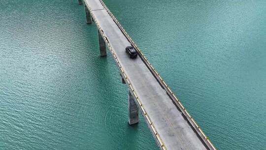 航拍湖泊桥上黑色汽车行驶