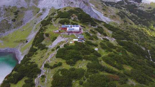 高山避难所和湖泊的鸟瞰图