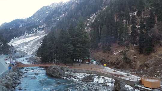 道路和山脉旁流淌的河流鸟瞰图