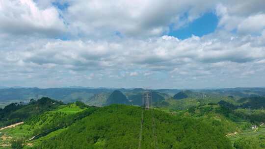 青山绿野间的高压输电塔