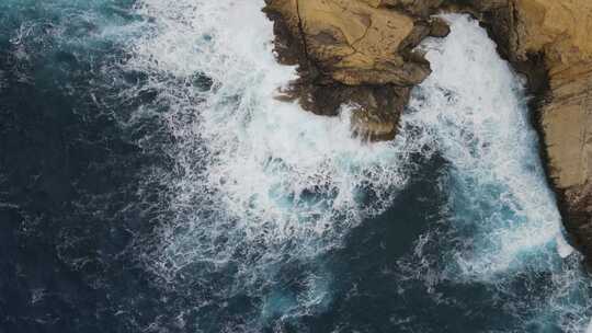 海浪撞击海岸的航空视频