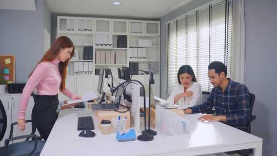 一群在办公室工作的亚洲商人和女商人。