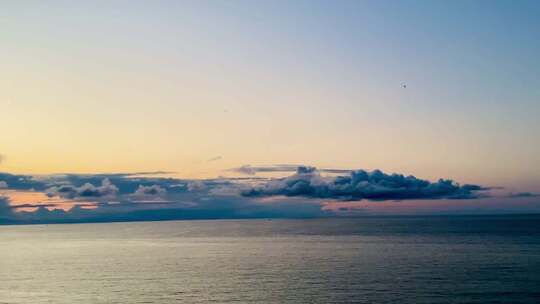 海上日落时分的广阔海景