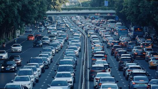 车水马龙的城市交通拥堵交通拥挤尾气排放