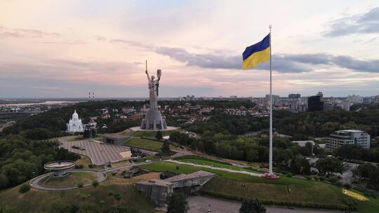 航拍乌克兰国家飘扬的国旗