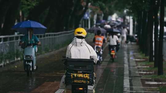 升格雨天的外卖小哥