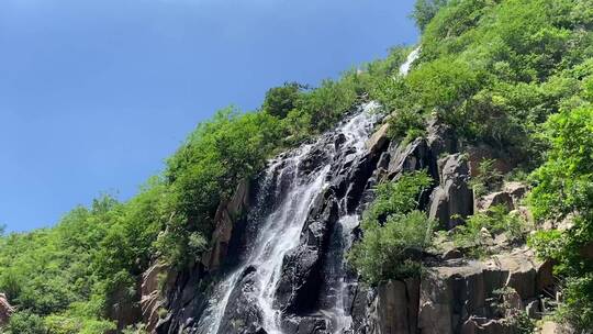 济南市历城黄巢水库，高空流水而下形成瀑布