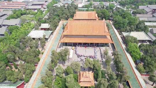 古建筑前传统仪式活动场景