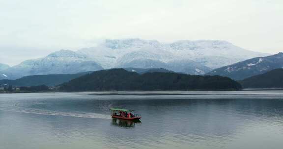 高清实拍瓦屋山雅女湖雪山湖泊