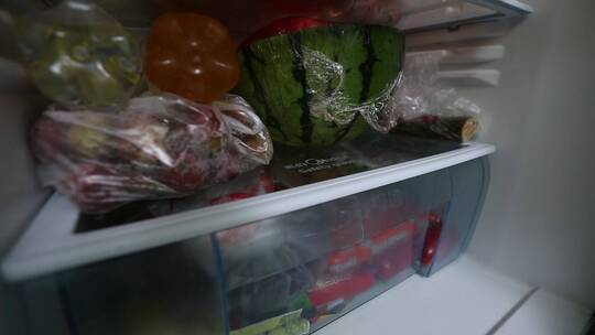 冰箱里塞满各种食材