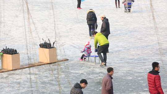 北京什刹海冬日室外冰场滑冰人群