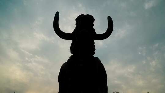 剪影延时济南动物园铜牛雕像