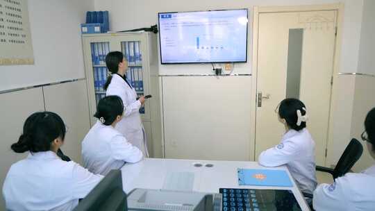 医院专家教授给医生护士们讲解知识和病历视频素材模板下载