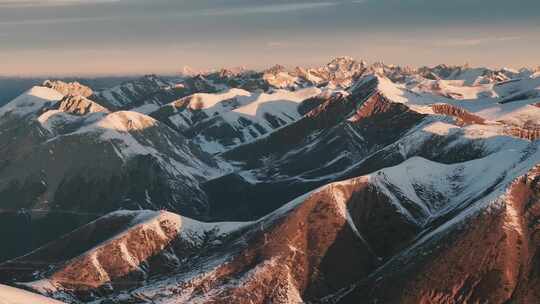 航拍雪山