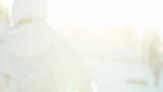 女孩在雪地玩耍